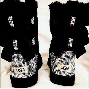 NWT UGG BOW 2 Big kids size 5. Will ship to within 7-10 business days. 1 left.